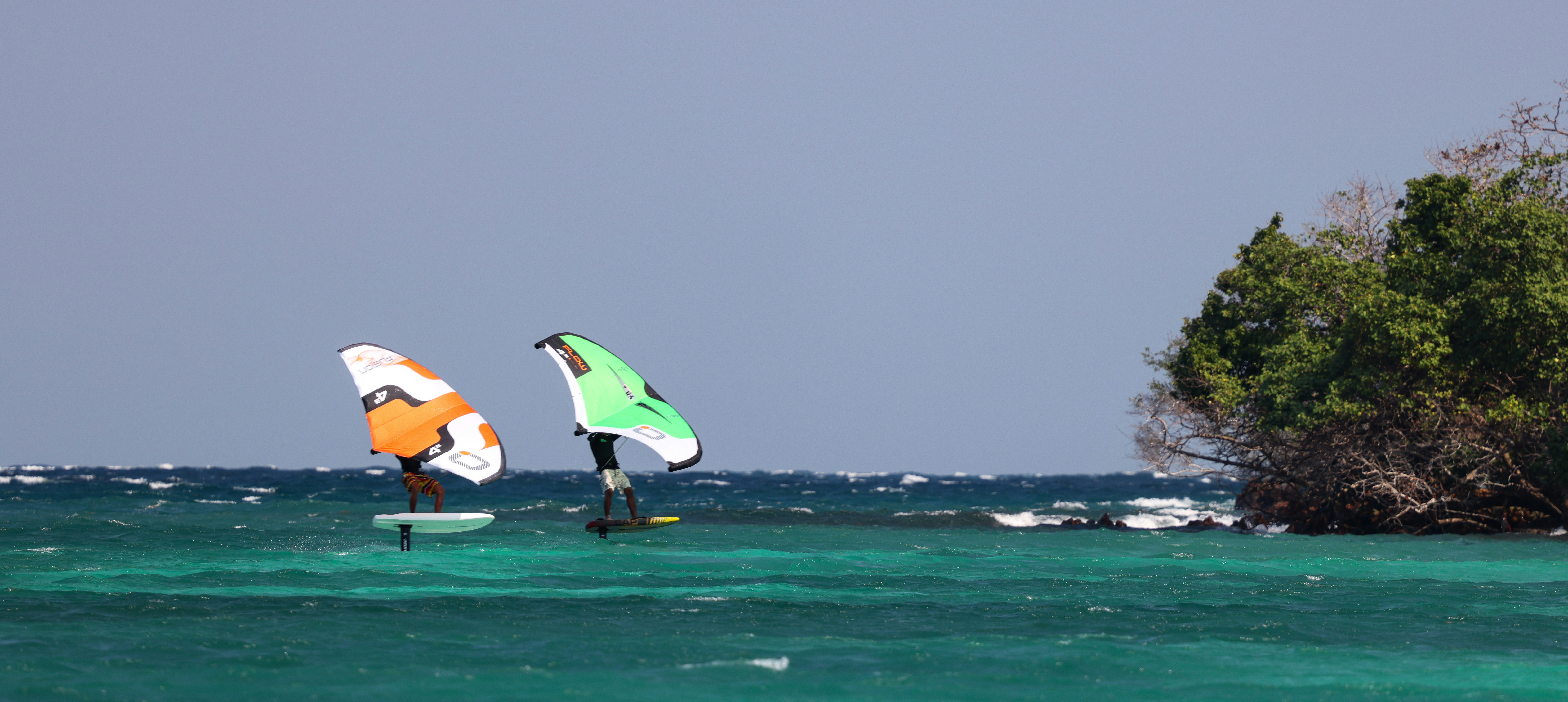 Riders de wingfoil navegando en mar abierto